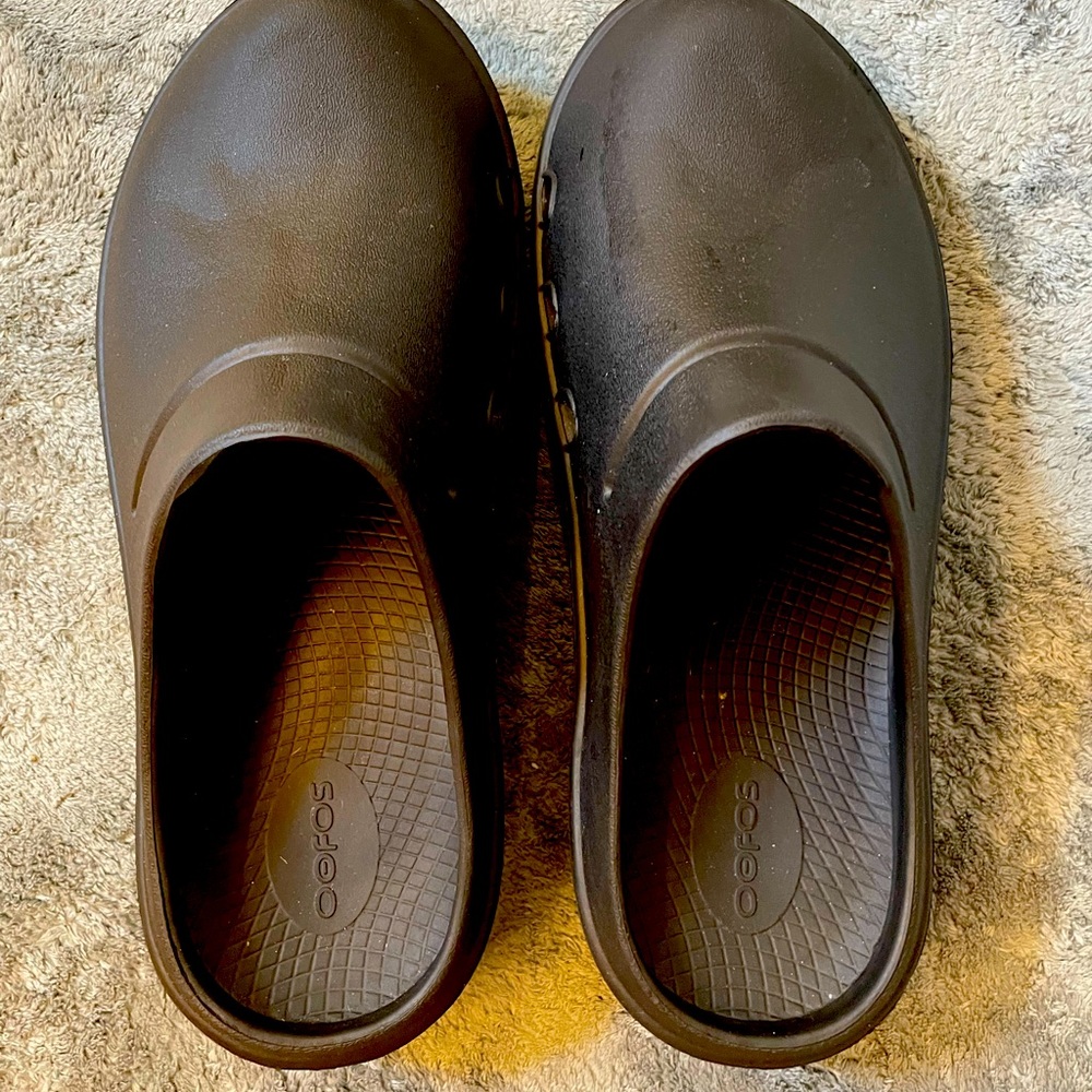 OOFOS black recovery clogs size M8/W10
